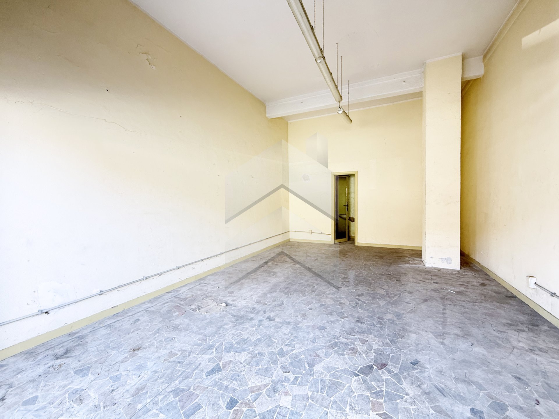 LOCALE COMMERCIALE IN AFFITTO – PIAZZA DELLE IRIS 6
